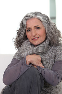 一个穿着灰色衣服的女人的肖像