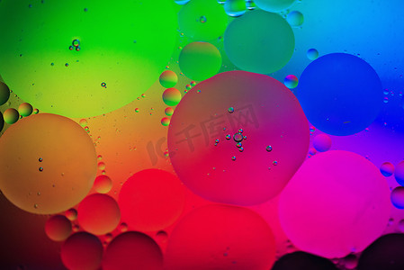 用油、水和肥皂制作的彩虹抽象背景图片