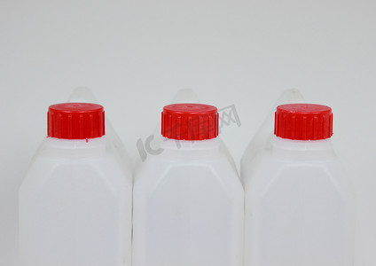 三个带红色盖子的白色塑料空塑料桶