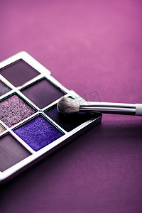 化妆品促销摄影照片_紫色背景的眼影调色板和化妆刷、眼影化妆品产品作为奢华美容品牌促销和假日时尚博客设计