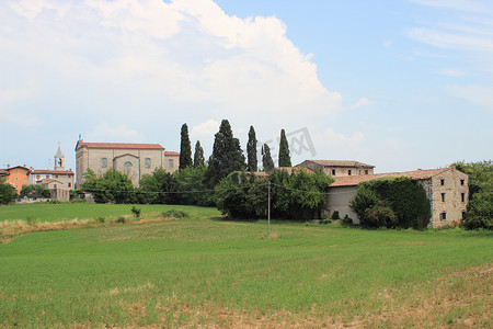 意大利教堂和废弃葡萄园的景观