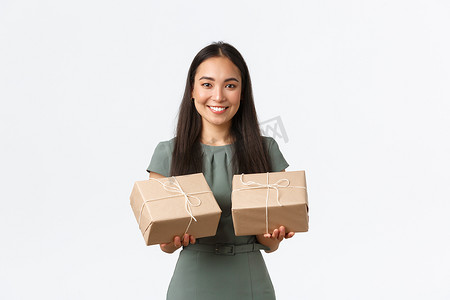 微笑快乐的亚洲女性小企业主，管理网店，包装物品运送给客户，坚持包装好交付，电子商务和女商人概念