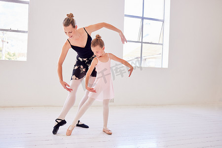 经典优雅摄影照片_芭蕾、优雅和舞蹈教练在舞蹈工作室教授小芭蕾舞演员的动作和姿势。
