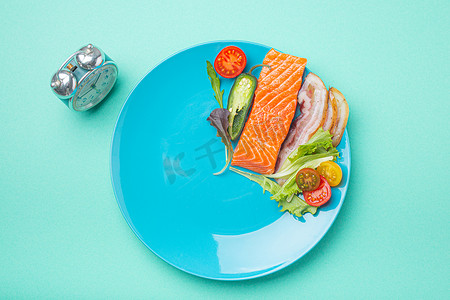 间歇性禁食低碳水化合物高脂肪饮食概念平躺，蓝盘上的健康食品