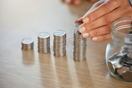 用于投资、利润和金融增长以及储蓄的硬币，排列在桌子上，排成一行，成堆地排列着零钱、货币和金钱。