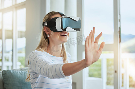 戴着 VR 耳机和双手数字人工智能的未来派女性。