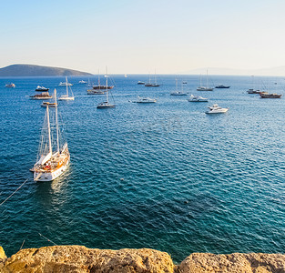 奇妙的蓝色爱琴海，有很多游艇和小船