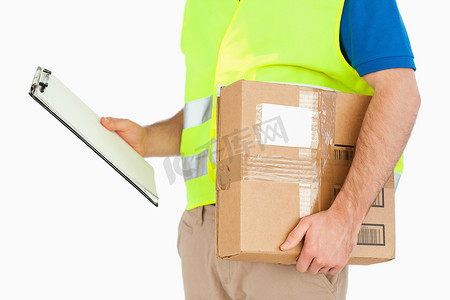 手办包装摄影照片_送货员侧视图，附有送货单和包裹
