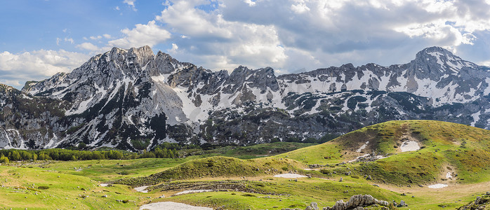 黑山美丽的杜米托尔国家公园杜米托尔山的山湖景观，有湖冰川和反射山