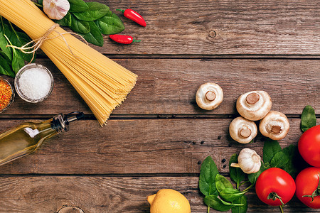 意大利面配料 — 西红柿、橄榄油、大蒜、意大利香草、新鲜罗勒、盐和意大利面，木质背景，有复制空间、水平、顶视图