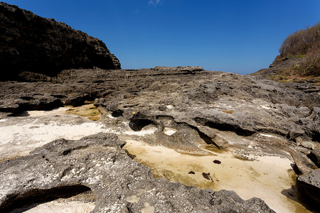 努沙佩尼达岛岩层海岸线