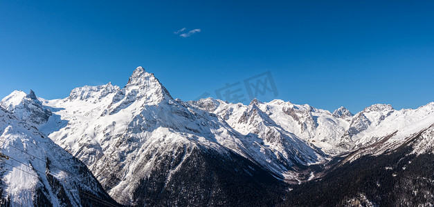 俄罗斯高加索地区冬季雪山全景，蓝天