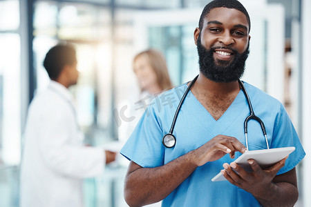 平板电脑、护士和一名黑人的肖像，配有用于医学研究、电子邮件报告和数字数据管理的医院软件应用程序。