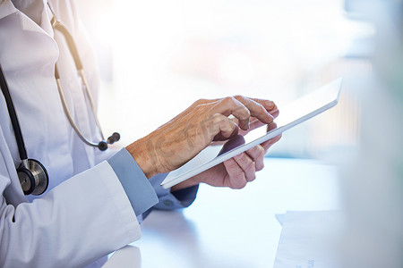 医生平板电脑、医院规划和在互联网上与人们咨询、阅读诊所时间表和工作时在线沟通。