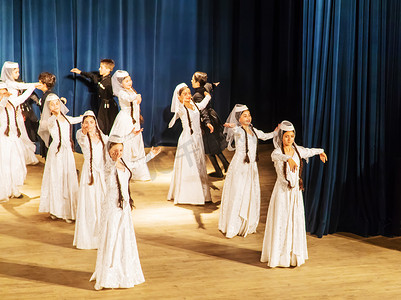 美舞蹈摄影照片_格鲁吉亚第比利斯 - 2019年6月20日，格鲁吉亚民族舞蹈。