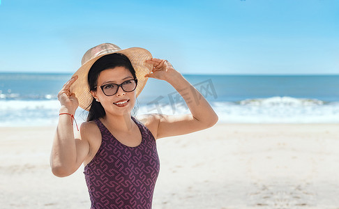 戴帽子的女人在海滩上快乐，快乐的漂亮年轻女人度假，度假概念