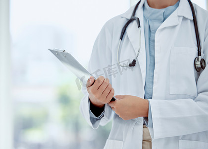 医生、医疗人员和遵守健康安全、医疗保健或护士人员的文件、纸张或剪贴板。