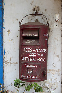 红色的信箱摄影照片_传统的红色老印度邮箱。