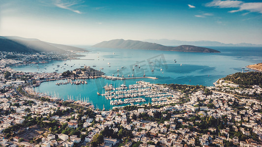 夏季海岸希腊风格的美丽欧洲小镇。