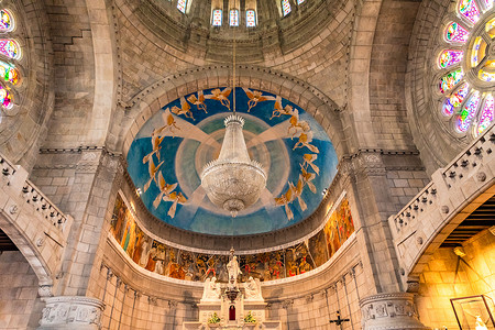 从葡萄牙维亚纳堡同名山上的圣卢西亚教堂圣殿的圆顶可以看到天花板