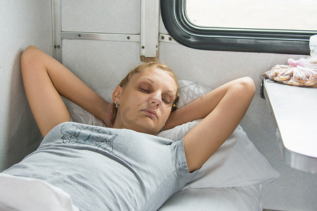 火车底部摄影照片_睡在火车上的年轻女孩