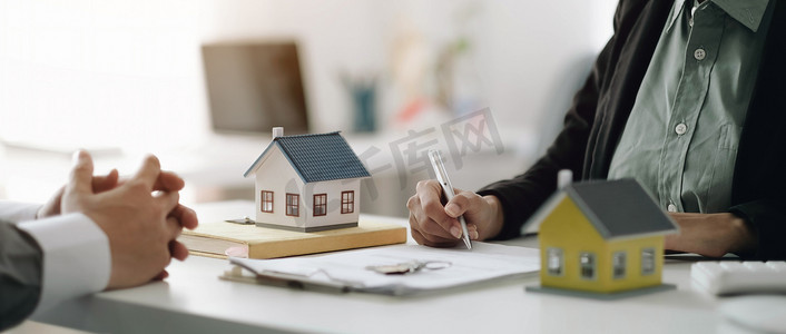 房地产经纪人为前来联系买房、购买或出售房地产概念的客户解释该文件