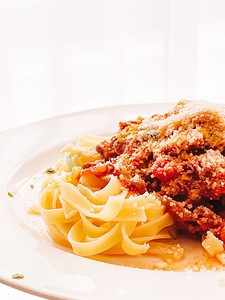 意大利面配肉酱和帕尔马干酪、自制食品和晚餐菜单食谱