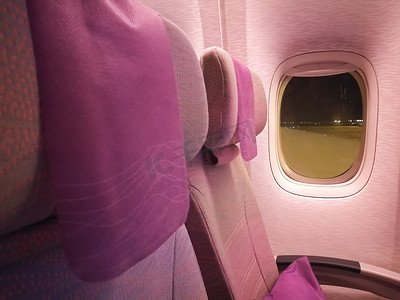 夜间经济摄影照片_夜间飞机粉色经济舱座位