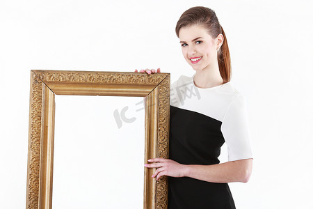 吸引力框架摄影照片_年轻漂亮的微笑女人，带着金色的框架