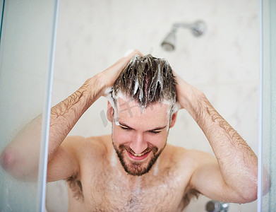 清洁洗护摄影照片_用于清洁头皮的洗发水和护发素。