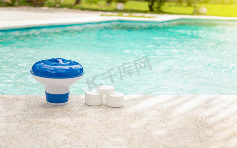 泳池浮子和氯片，游泳池边缘浮子和氯片的特写。