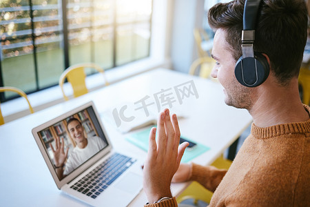 B2B 虚拟视频通话、学生和笔记本电脑屏幕在会议、教学或在线学习中带有 hello 波。