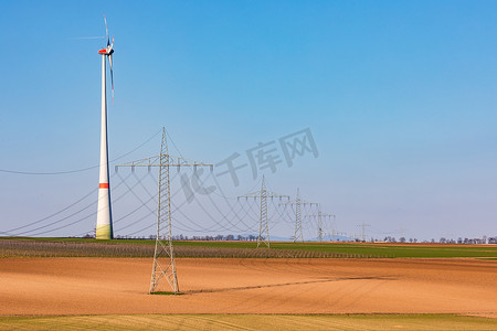 等风来不如追风去摄影照片_能源转型需要更多的电力塔和风力涡轮机来逐步淘汰核能