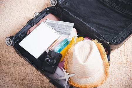 打开手提箱，里面装有旅行者物品、衣服和准备好在暑假打包的物品配件