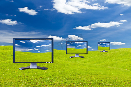蓝色电脑框摄影照片_绿草草地上的液晶显示器