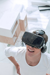 创意工作室中戴虚拟现实头盔的建筑师