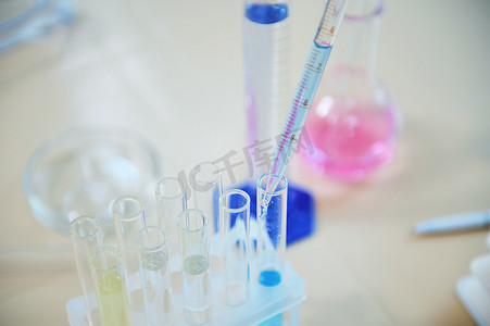 有选择地关注科学研究实验室桌上有化学品和试剂的实验室玻璃器皿。