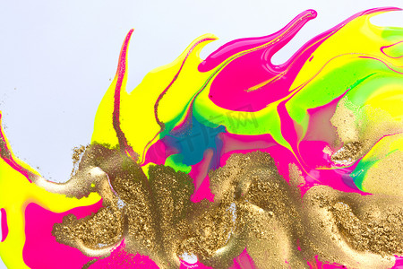 流动生动的飞溅油漆抽象背景上的金点。