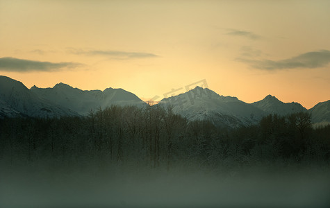 老鹰背景摄影照片_白雪覆盖下的奇卡特山谷