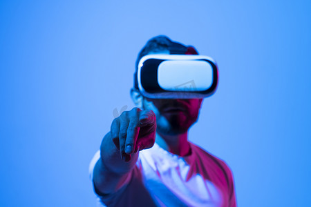 男人使用 VR 眼镜，看着空的复制空间。