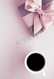 腮红粉色背景的豪华礼盒和咖啡杯，平铺设计，适合浪漫假期和生日惊喜