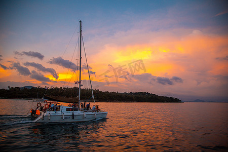 大海日落摄影照片_泰国普吉岛蓬贴海角日落期间的帆船