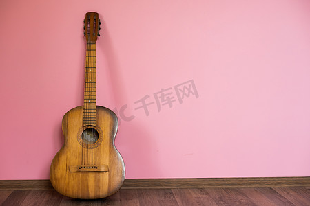 躺在墙前作为背景的古典吉他