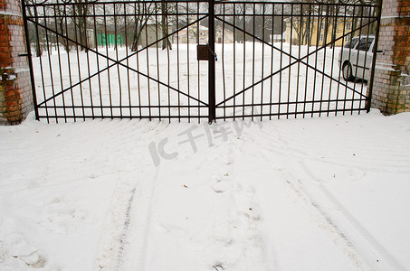 冬季锁着的复古钢制公园大门