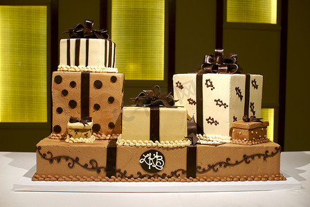 多层婚礼蛋糕摄影照片_独特的多层棕色和白色婚礼蛋糕