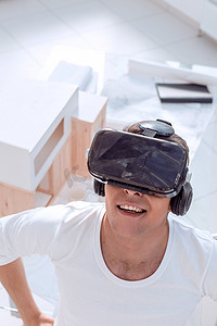 创意工作室中戴虚拟现实头盔的建筑师
