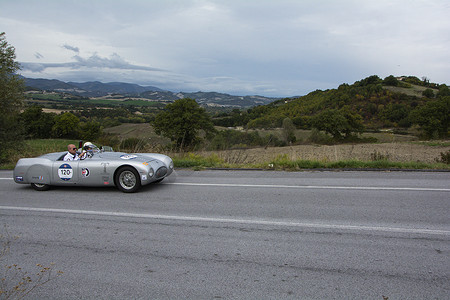 202暴富摄影照片_CISITALIA 202 SMM SPIDER NUVOLARI 1947 年在一辆旧赛车上参加 2020 年意大利著名历史赛事 Mille Miglia 拉力赛（1927-1957 年）