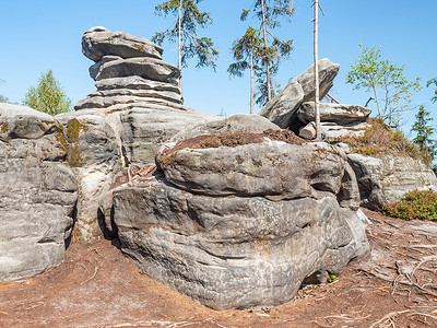 奥斯塔斯岩石和奇异的砂岩地层。