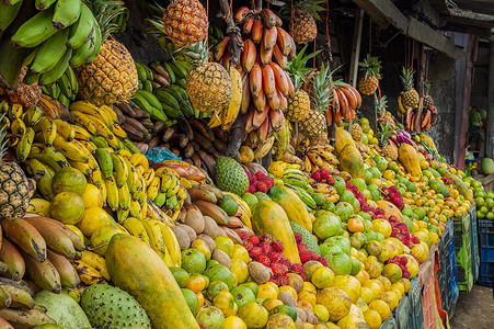 许多新鲜水果的货架、新鲜水果摊、水果和健康食品的概念、各种水果的销售