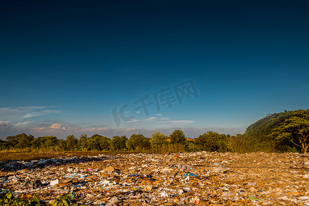 守护者摄影照片_垃圾守护者土地垃圾填埋场环境。